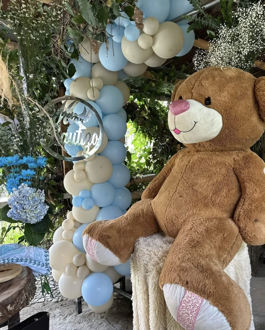 Baby shower con decoración azul en Le Parché