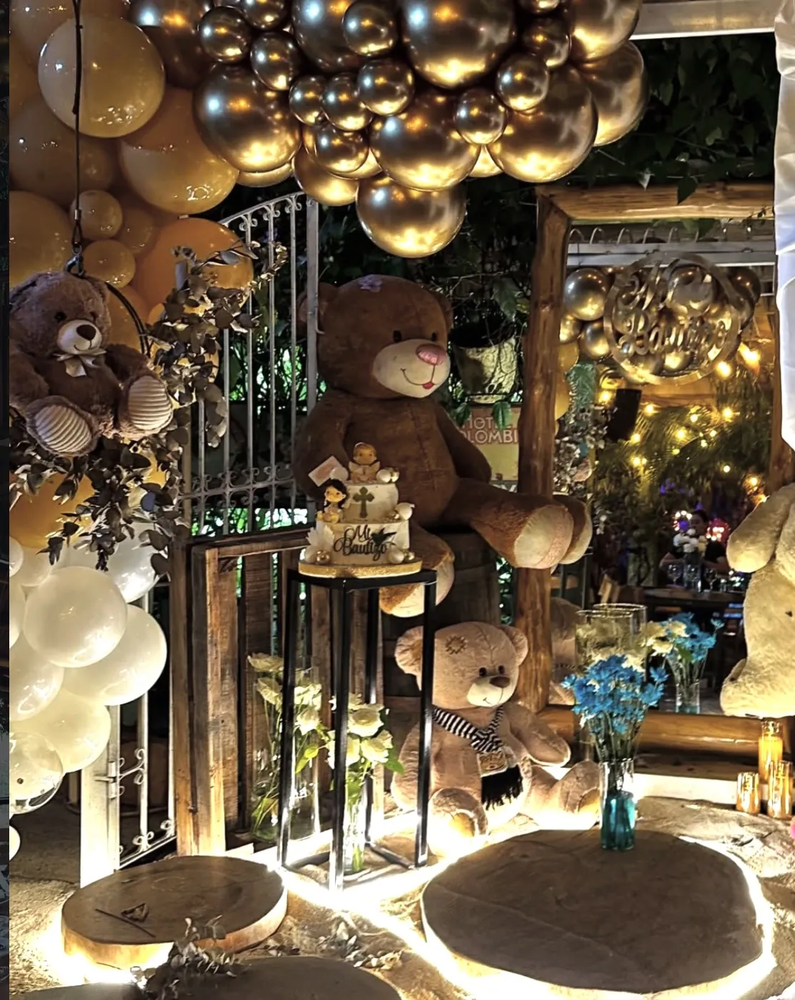 Bautizo con decoración dorada en Le Parché