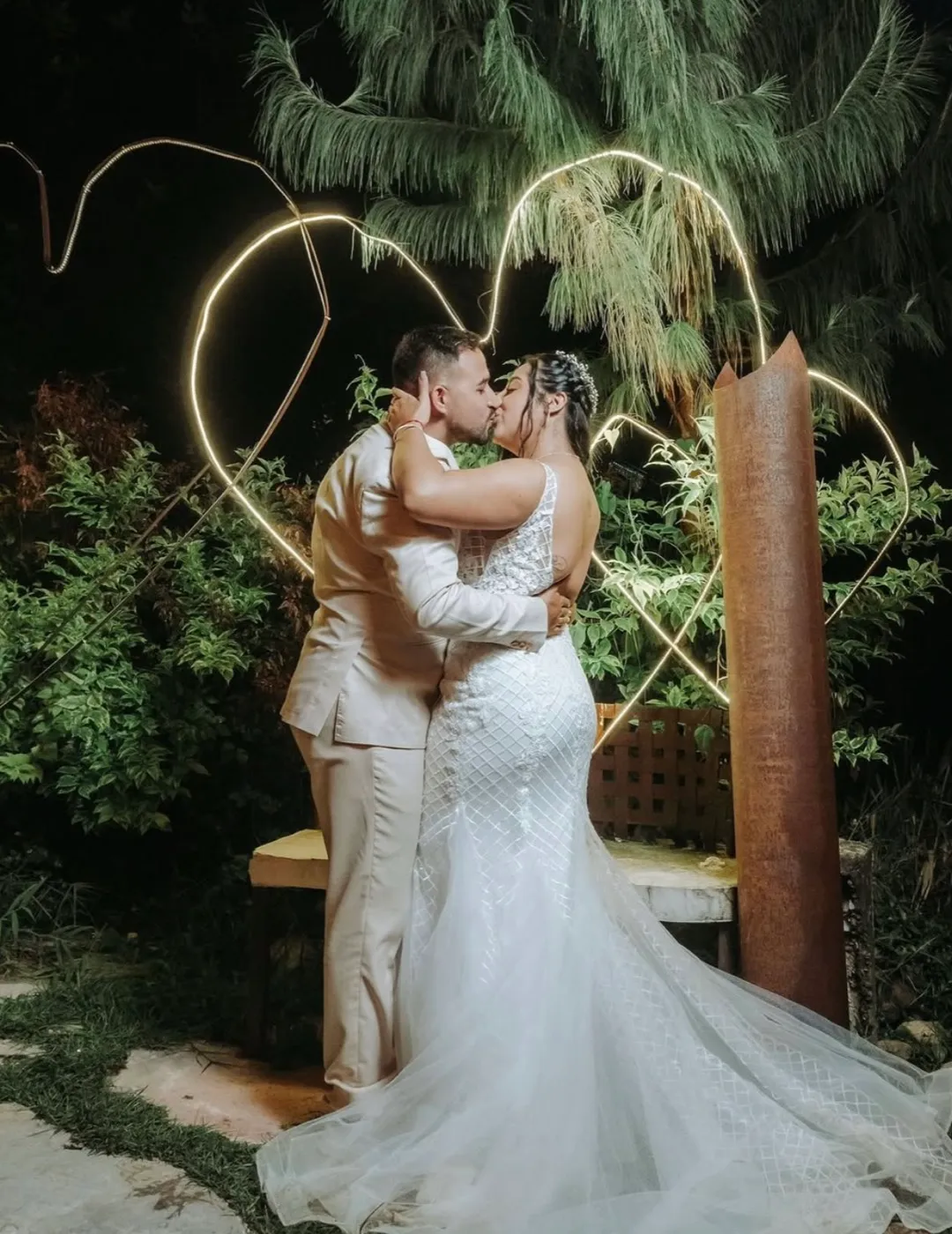 Pareja de novios besándose en su boda en Le Parché